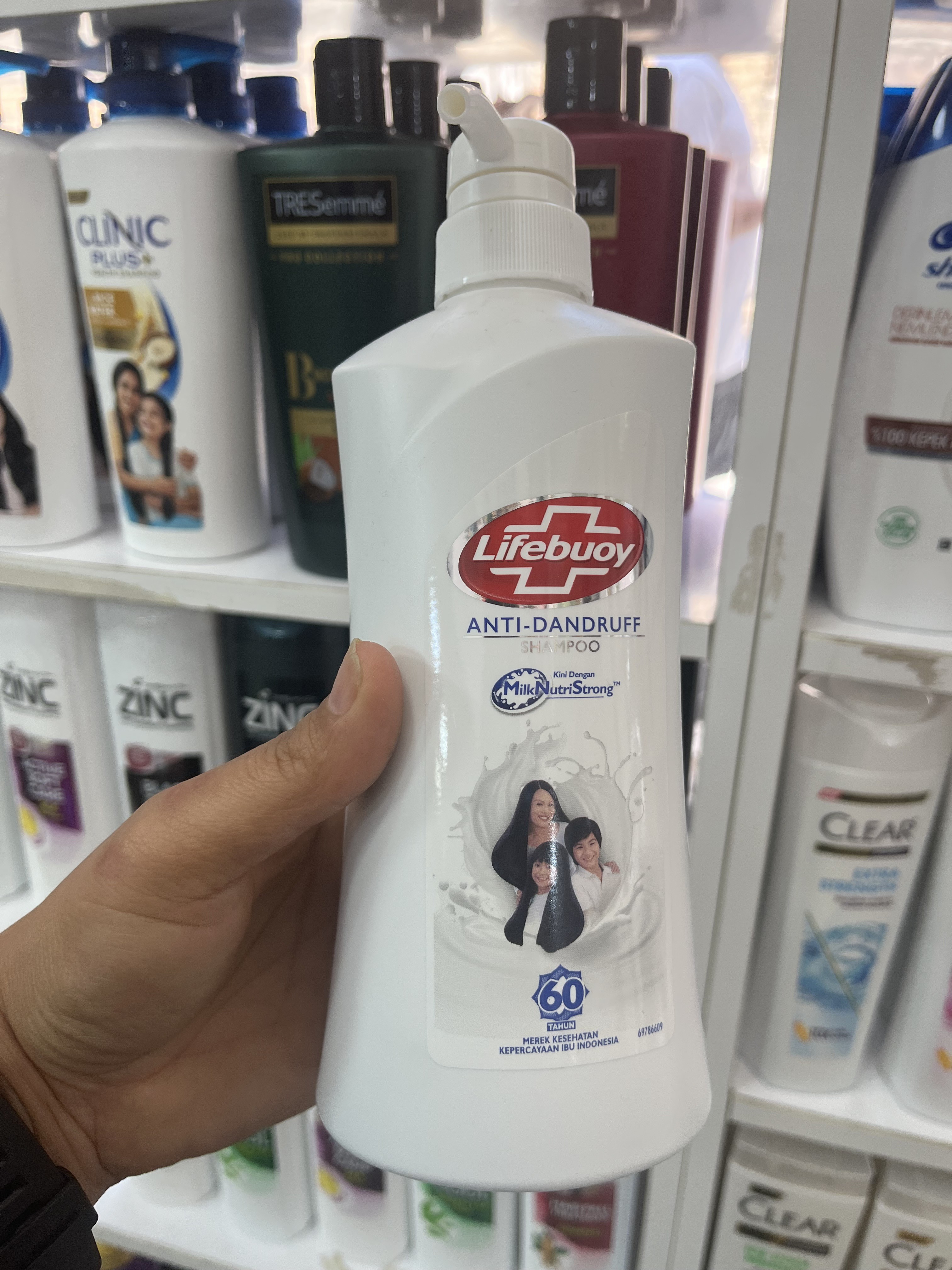 شامپو ضد شوره لایف‌بوی (Lifebuoy) تقویت شده با Milk NutriStrong – حجم ۶۸۰ میلی‌لیتر