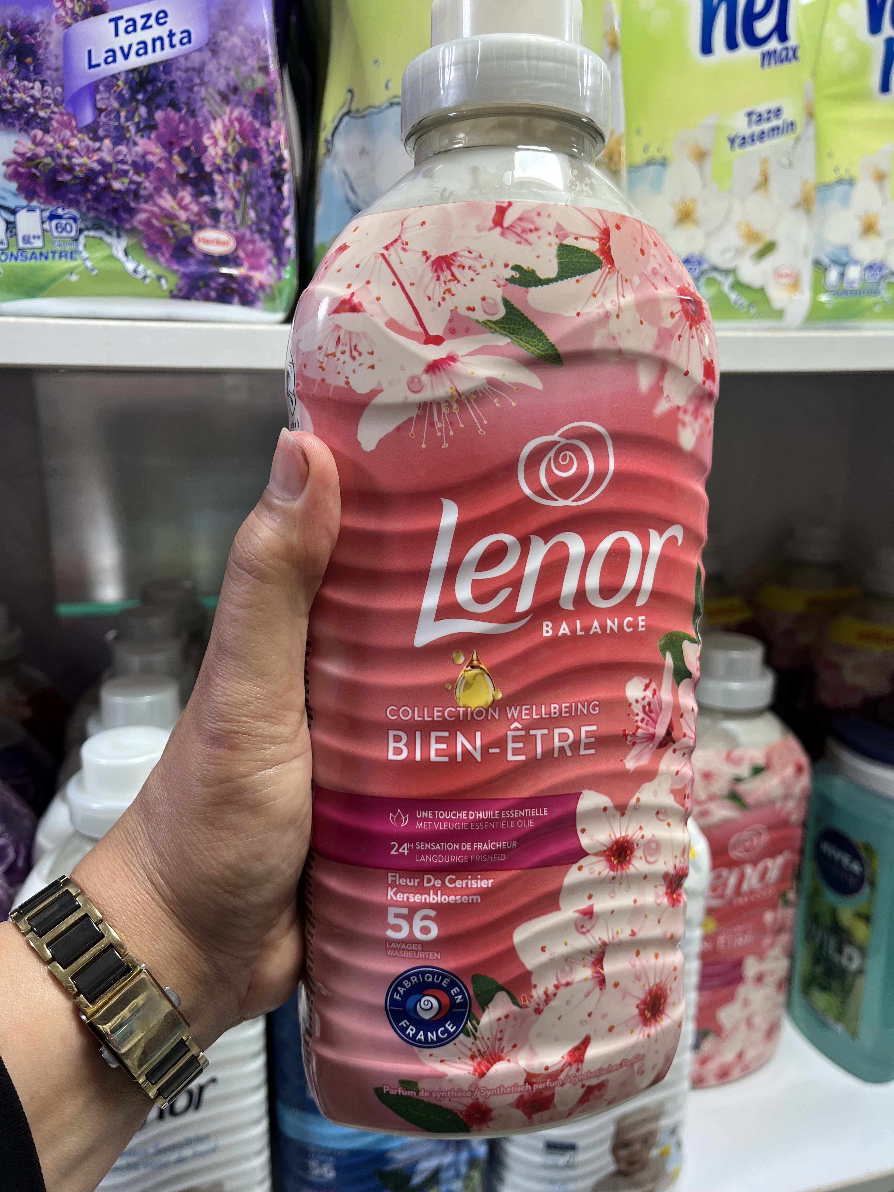 نرمکننده لباس لنور (Lenor) سری Wellbeing مدل Balance - رایحه شکوفه گیلاس (56 بار شستشو) - 1.172 لیتری