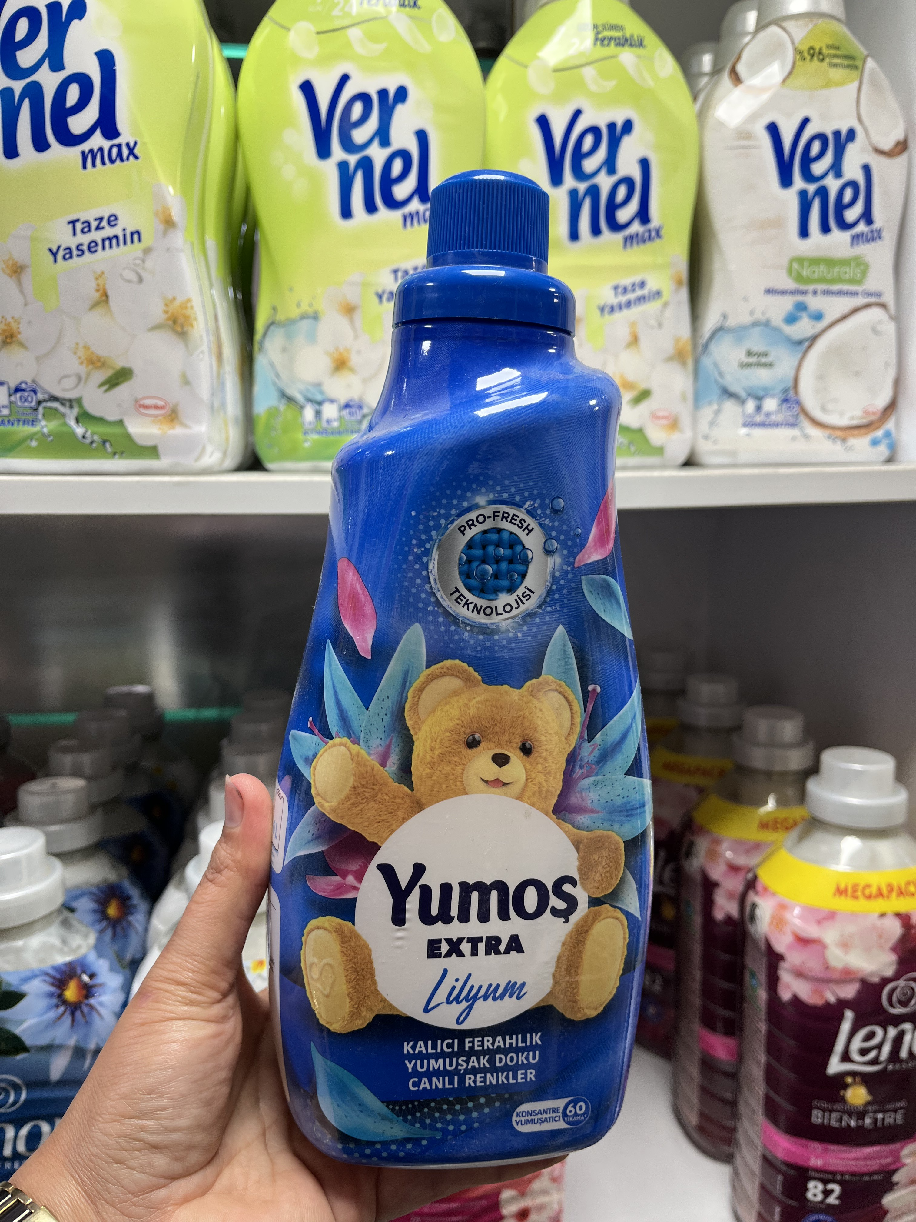 نرم کننده لباس یوموش (Yumoş) مدل Extra Lilyum - رایحه گل نیلوفر (60 بار شستشو) - 1.44 لیتری