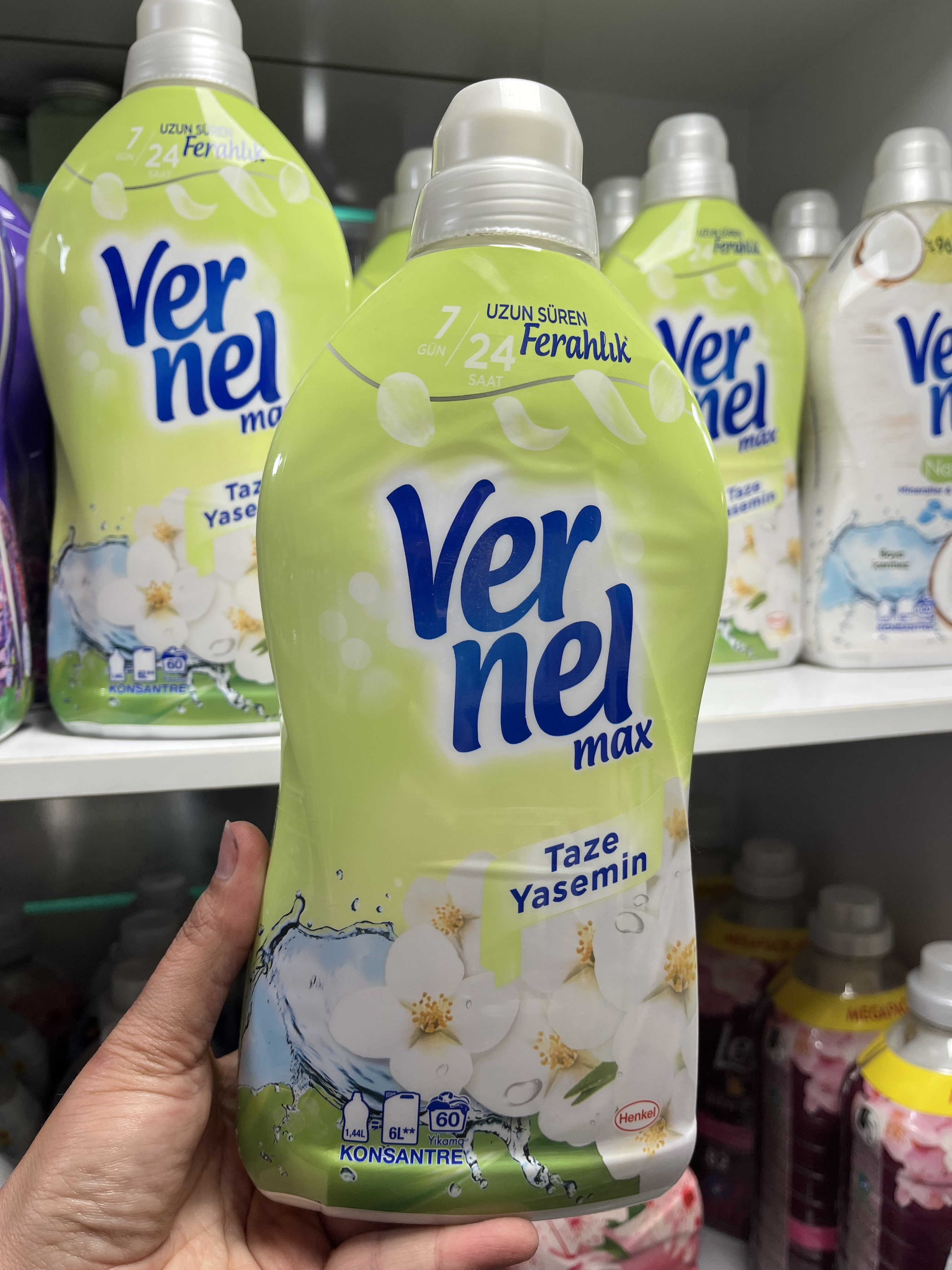 نرم‌کننده لباس ورنل (Vernel) مدل Max Taze Yasemin - رایحه گل یاس (۶۰ بار شستشو) - ۱.۴۴ لیتری