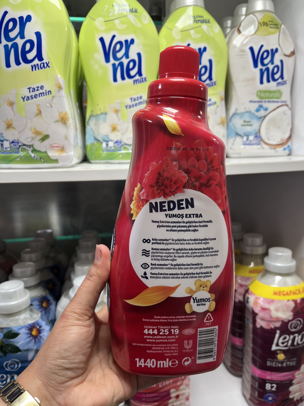 نرم کننده لباس یوموش (Yumo) مدل Extra Amber - رایحه گرم اَمبر (60 بار شستشو) - 1.44 لیتری