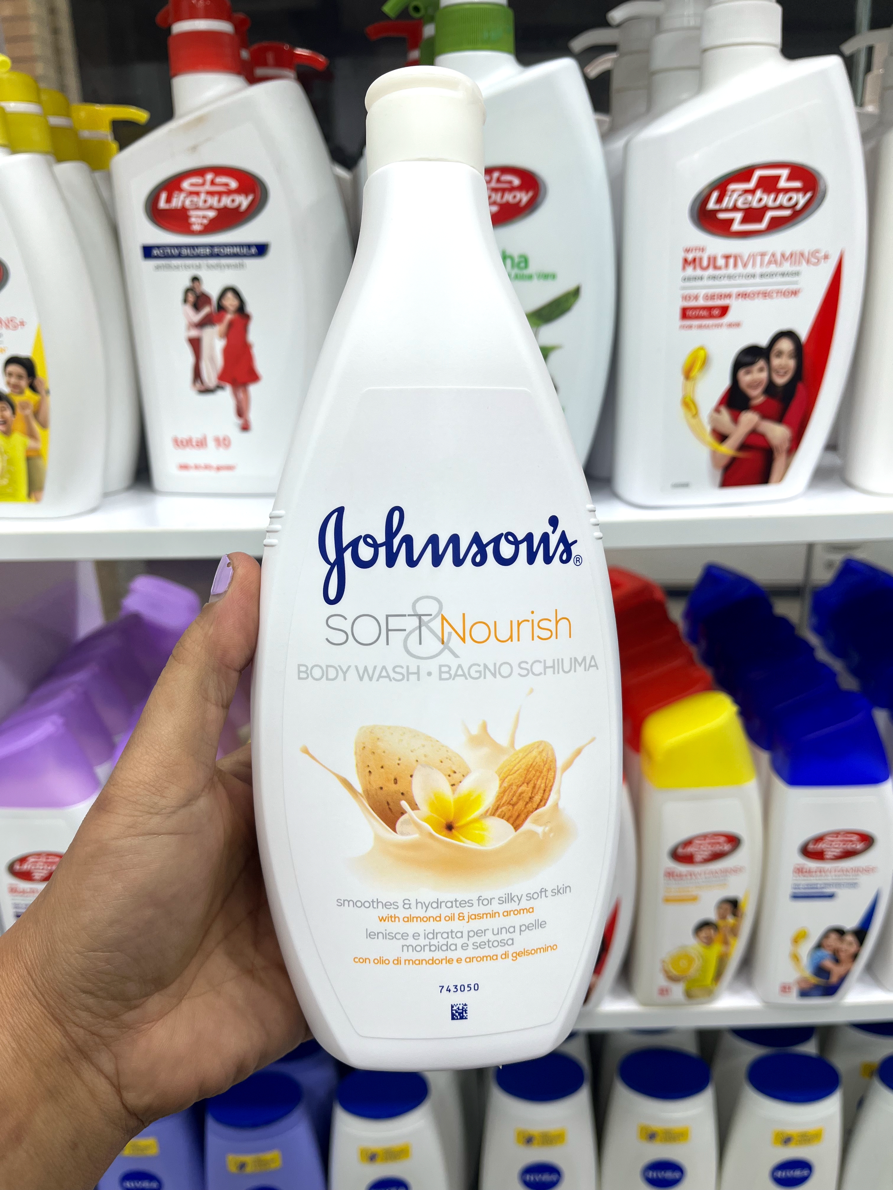 شامپو بدن جانسون (Johnson’s) مدل Clean & Protect 3 با رایحه شکوفه بادام - ۷۵۰ میلی‌لیتر (ساخت ایتالیا)