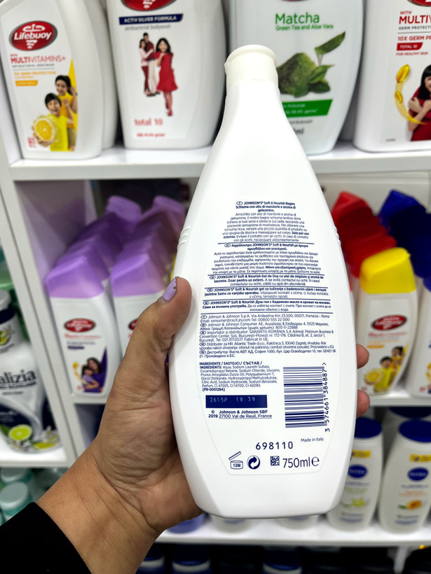 شامپو بدن جانسون (Johnson’s) مدل Clean & Protect 3 با رایحه شکوفه بادام - ۷۵۰ میلیلیتر (ساخت ایتالیا)