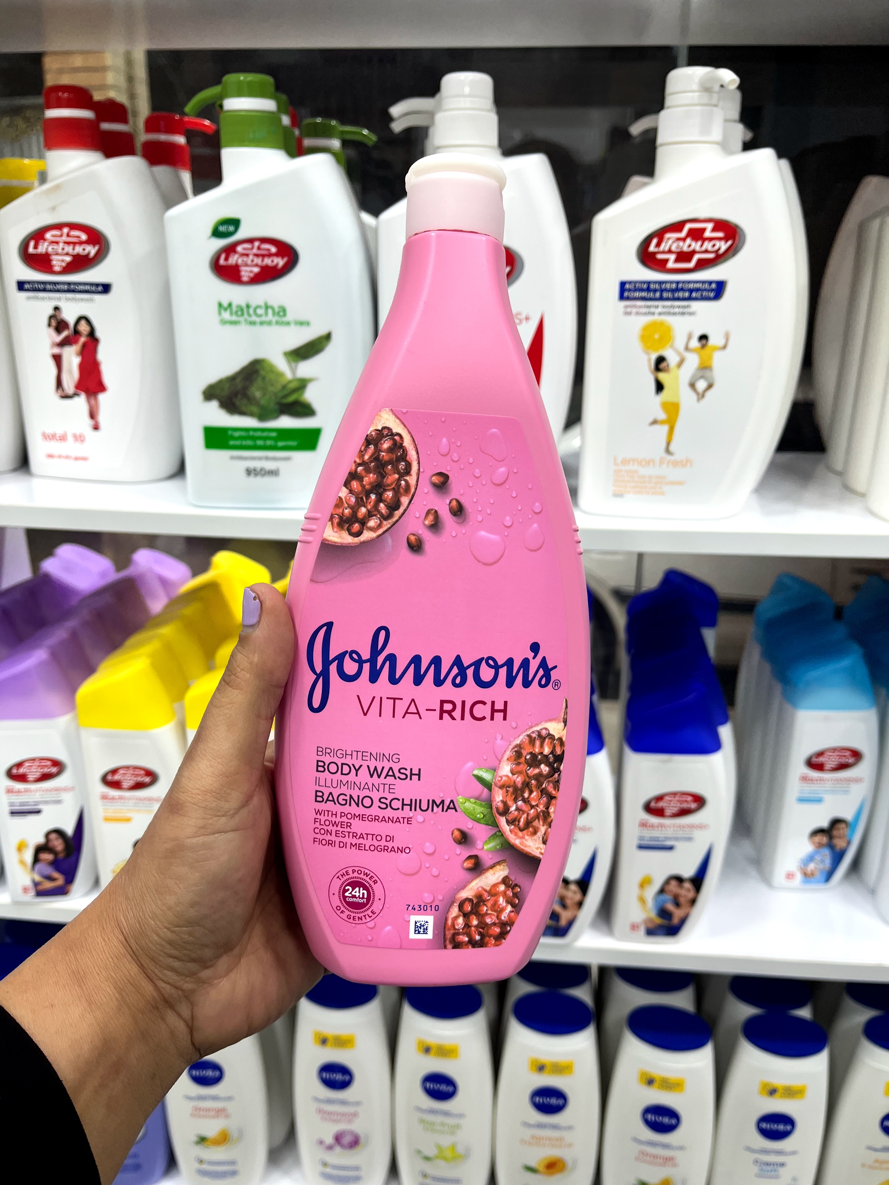 شامپو بدن جانسون (Johnson’s) مدل Vita-Rich درخشان‌کننده با عصاره گل انار - ۷۵۰ میلی‌لیتر (ساخت ایتالیا)