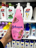 شامپو بدن جانسون (Johnson’s) مدل Vita-Rich درخشانکننده با عصاره گل انار - ۷۵۰ میلیلیتر (ساخت ایتالیا)